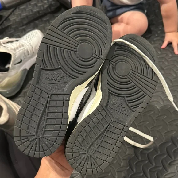 Nike dunk Black and White Sneakers - Picture 6 of 9